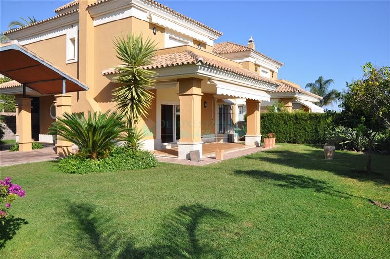 Semi Detached Villa for rent in  Santa Clara, Marbella East