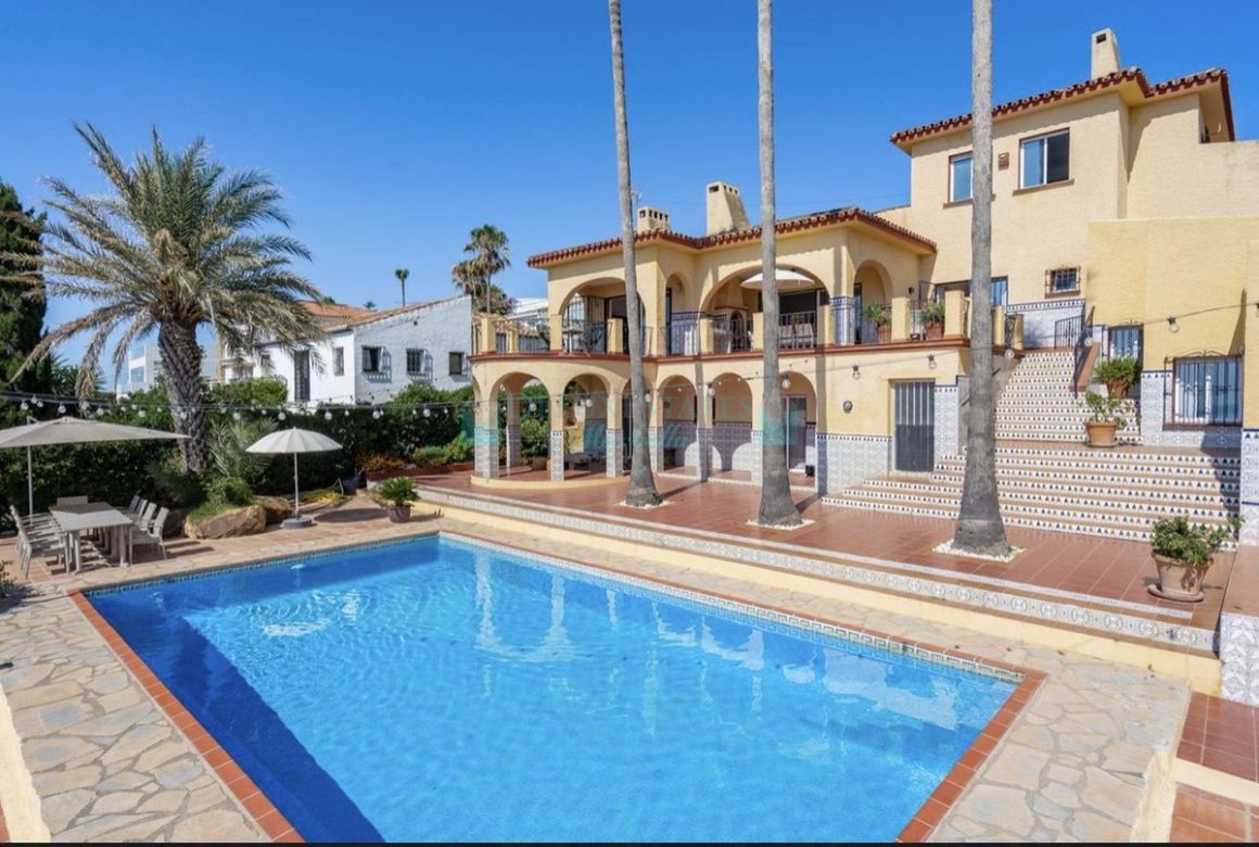 Villa en venta en Estepona