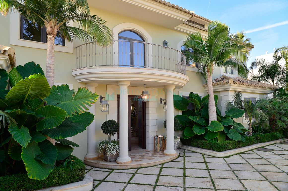 Villa for sale in Benahavis