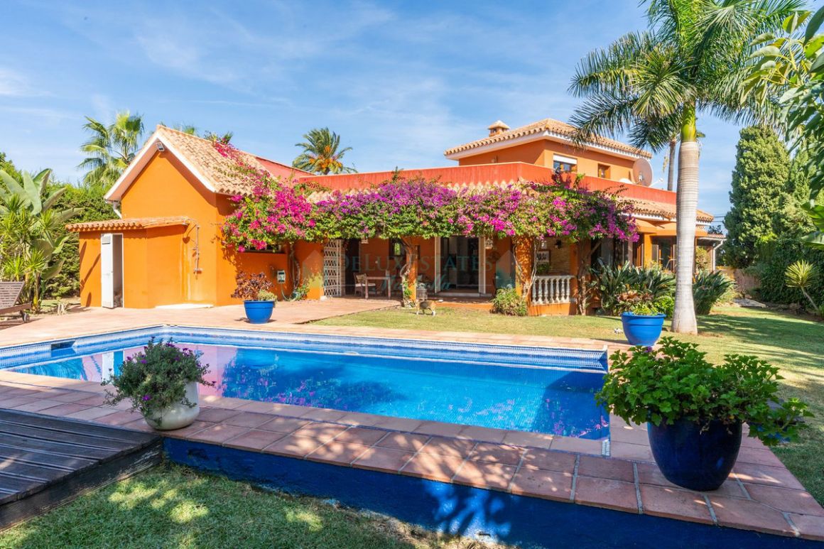 Villa en venta en  El Paraiso, Estepona