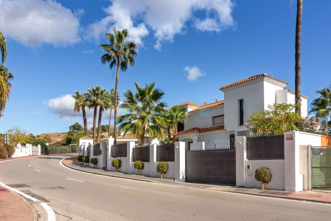 Villa for sale in Nueva Andalucia