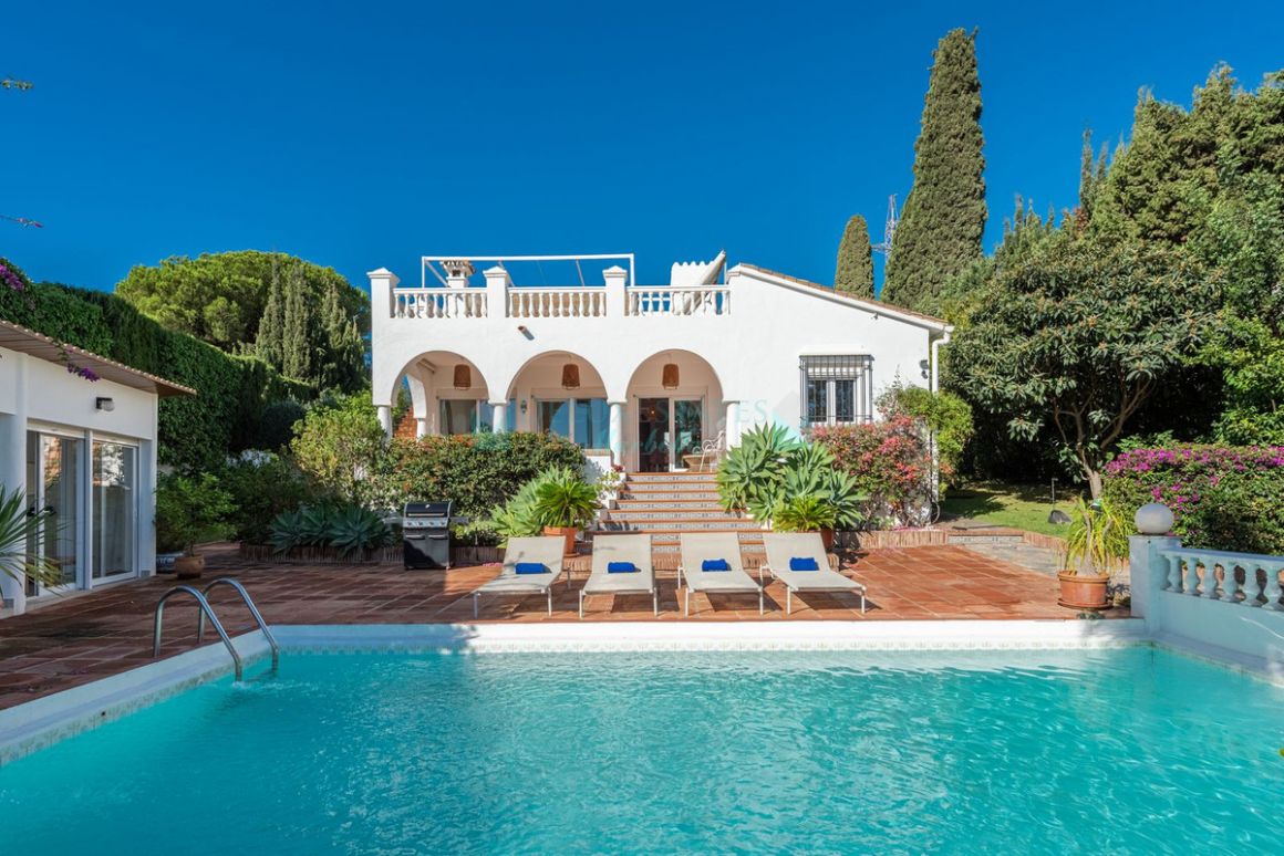 Villa for sale in Nueva Andalucia