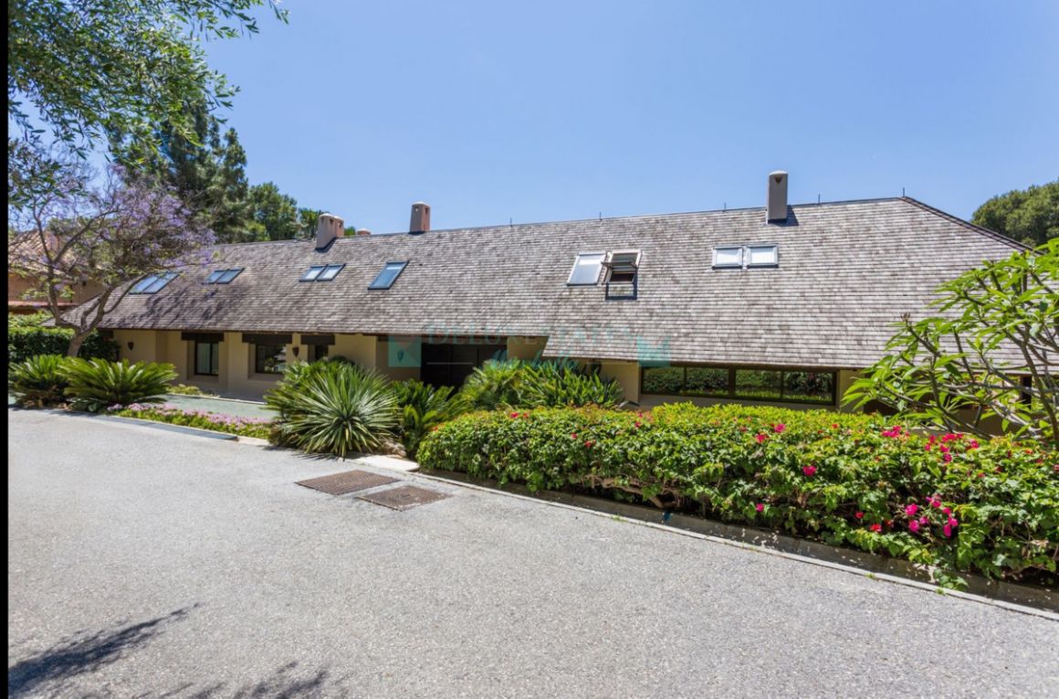 Villa for sale in  Rio Real, Marbella East