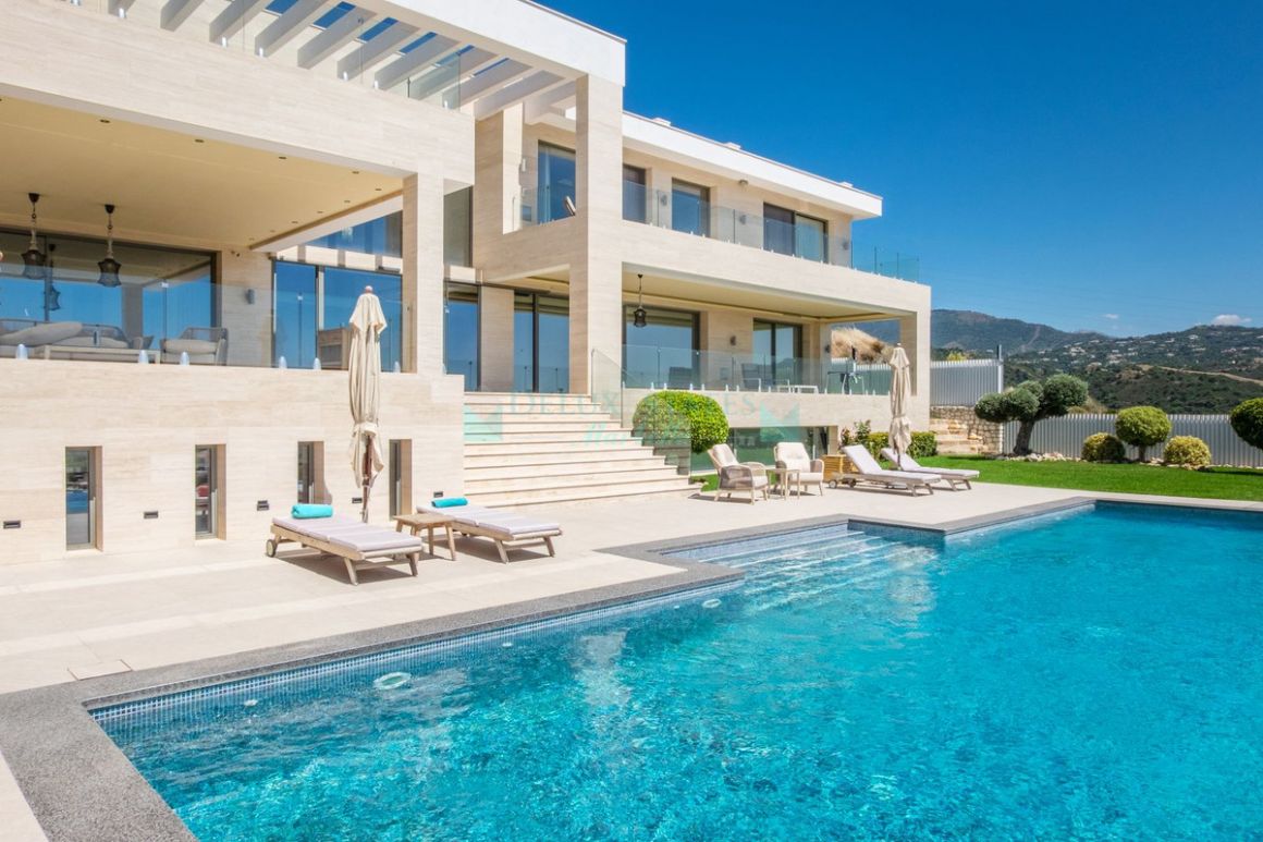 Villa for sale in Benahavis