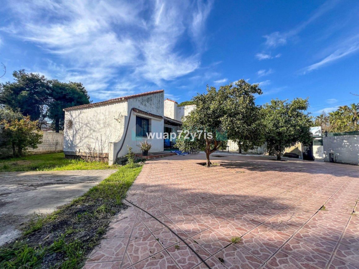 Villa for sale in Estepona