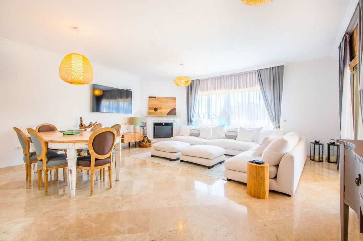 Apartment for sale in  La Mairena, Marbella East