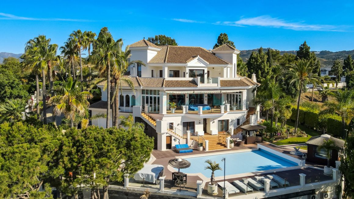 Villa for sale in  Hacienda las Chapas, Marbella East