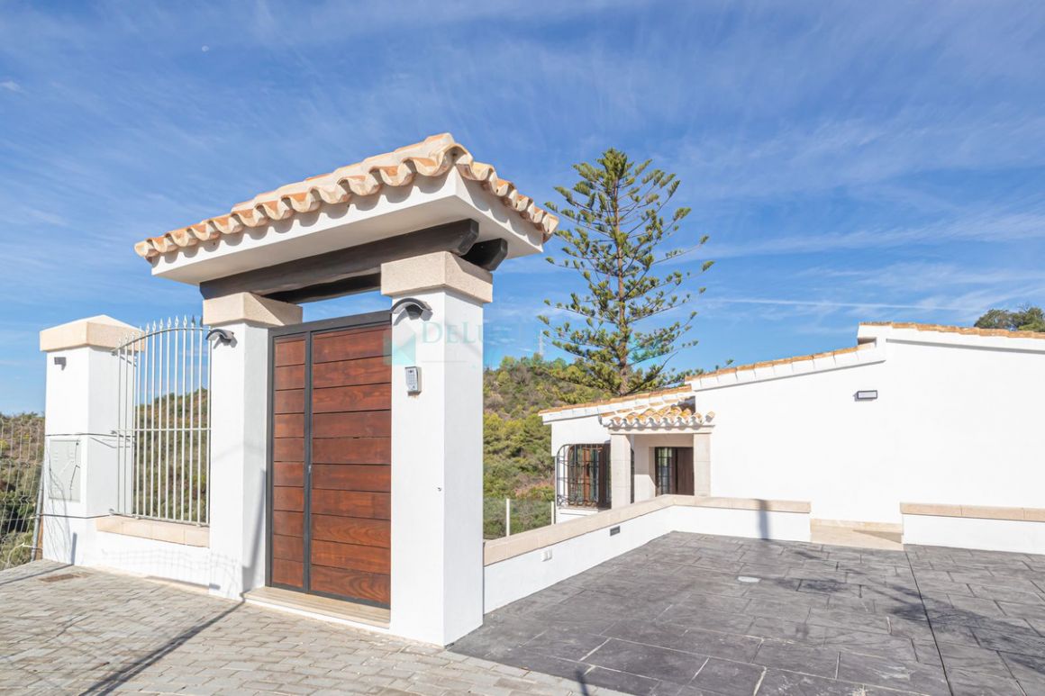 Villa for sale in  El Rosario, Marbella East