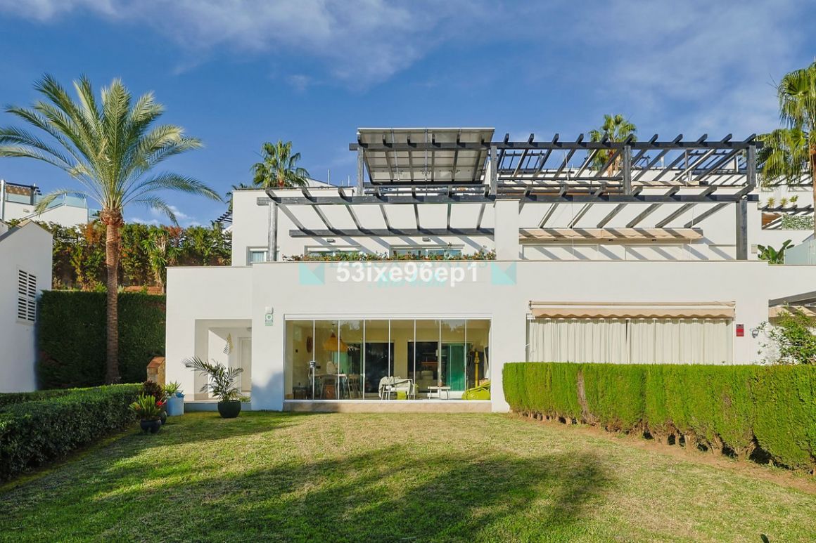 Villa Pareada en venta en  Santa Clara, Marbella Este