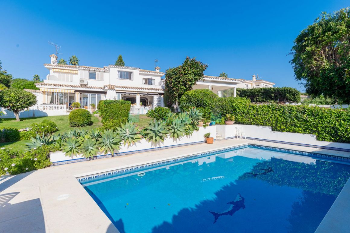 Villa Pareada en venta en  El Paraiso, Estepona