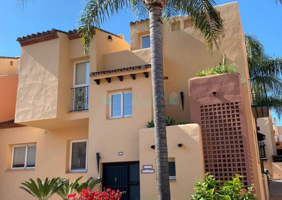 Town House for sale in Nueva Andalucia