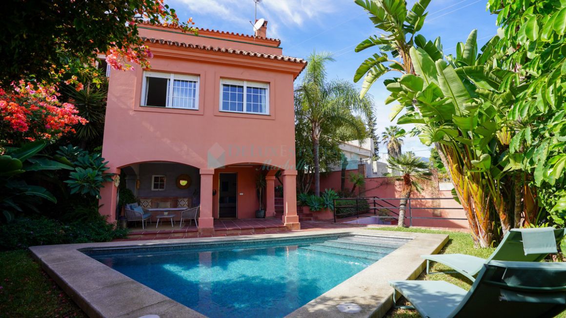 Villa for sale in Nueva Andalucia