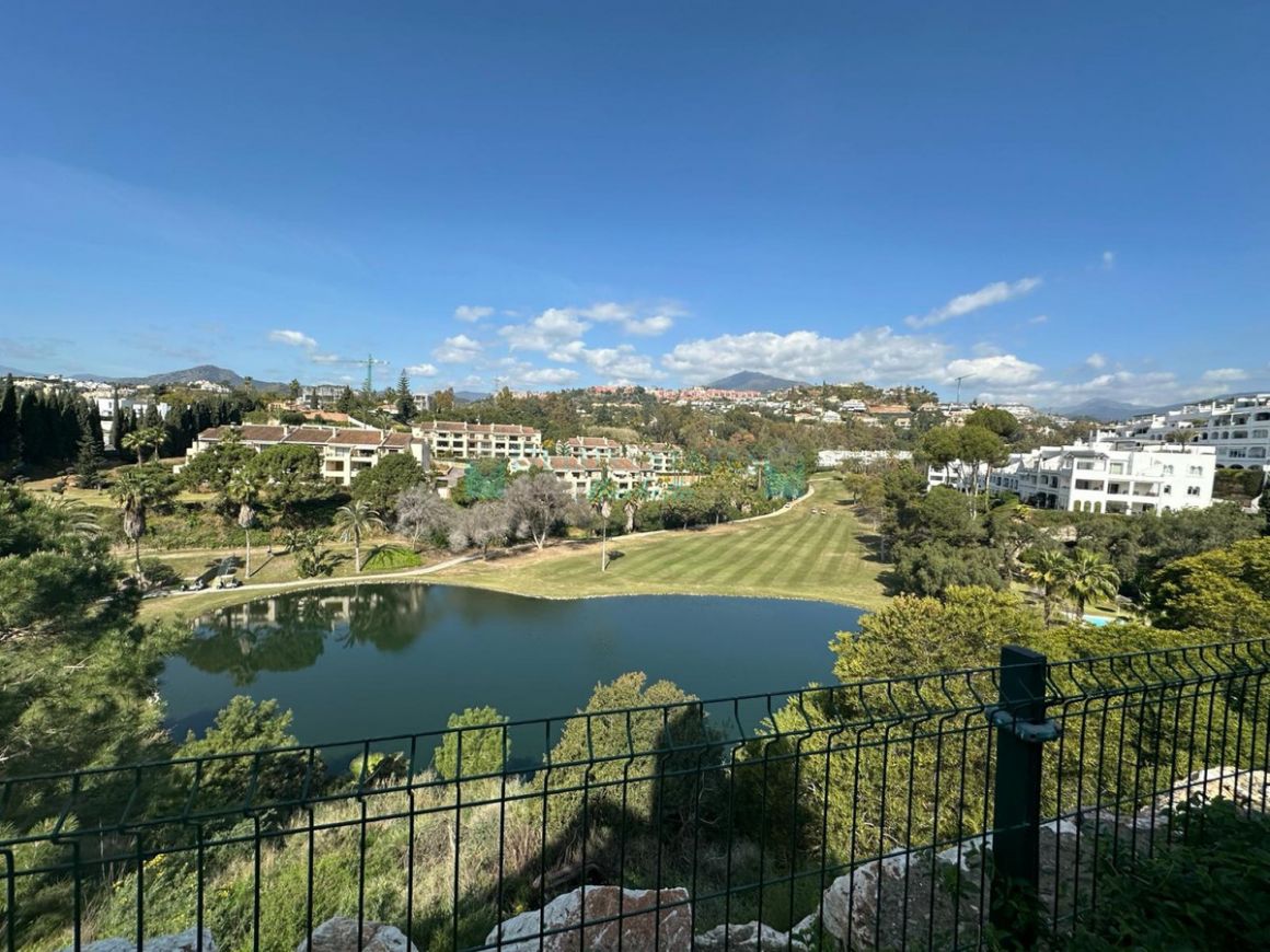 Apartamento Planta Baja en venta en  La Quinta, Benahavis