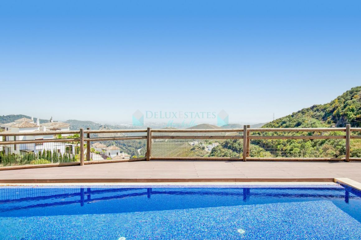 Villa for sale in Benahavis