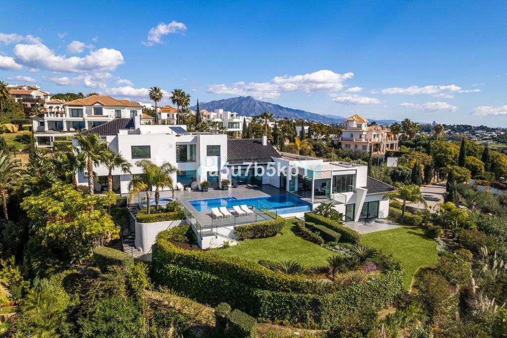 Villa for sale in Benahavis