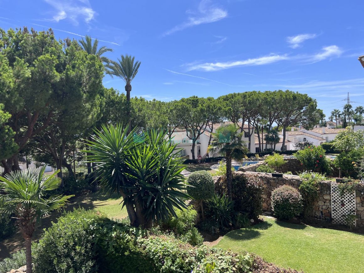 Apartment in El Paraiso, Estepona