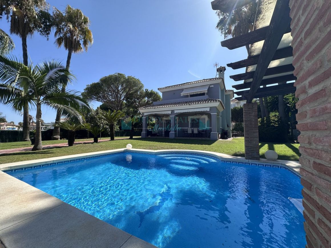 Villa for sale in  Bel Air, Estepona