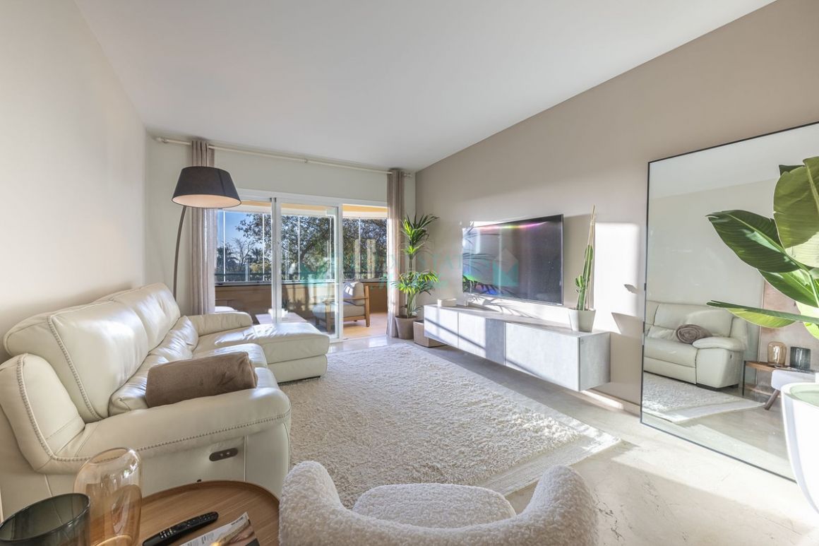 Apartment for sale in  Elviria, Marbella East