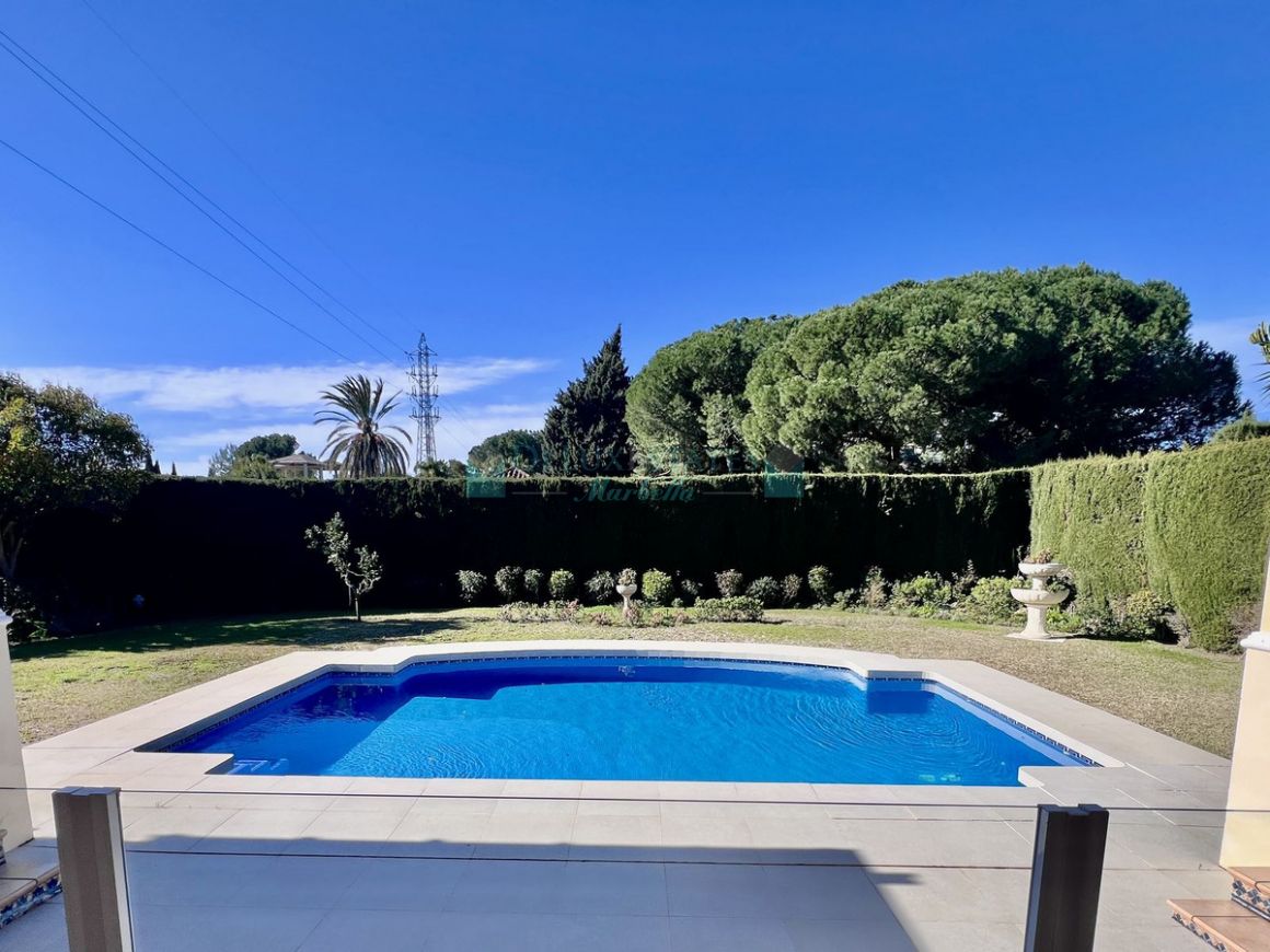 Villa for sale in  El Paraiso, Estepona
