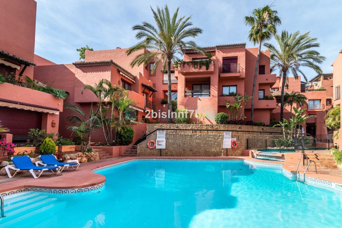 Penthouse for sale in  Elviria, Marbella East