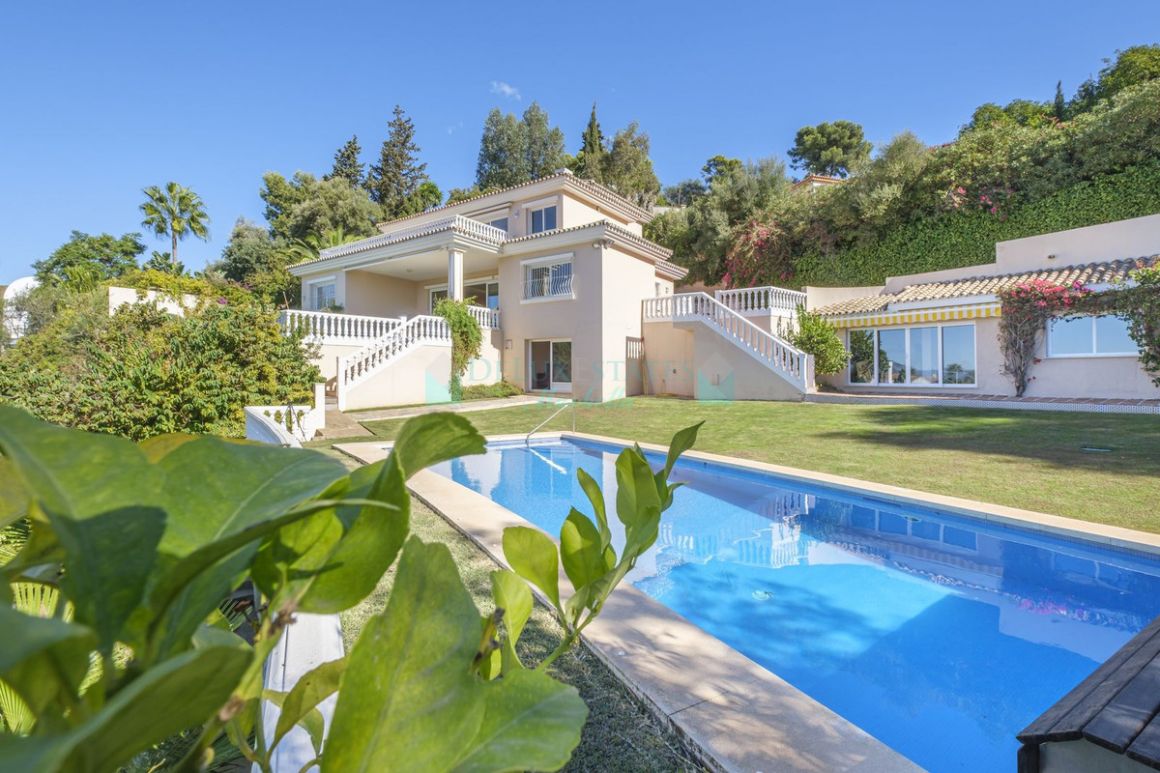 Villa for sale in  El Rosario, Marbella East