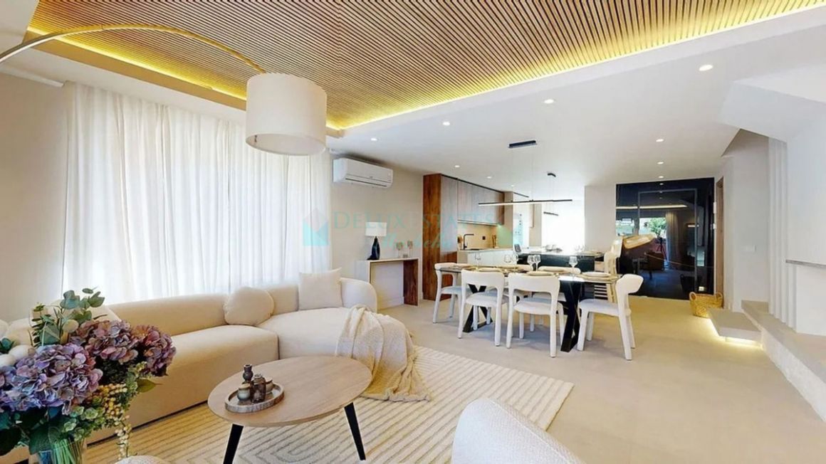 Villa Pareada en venta en  Atalaya, Estepona