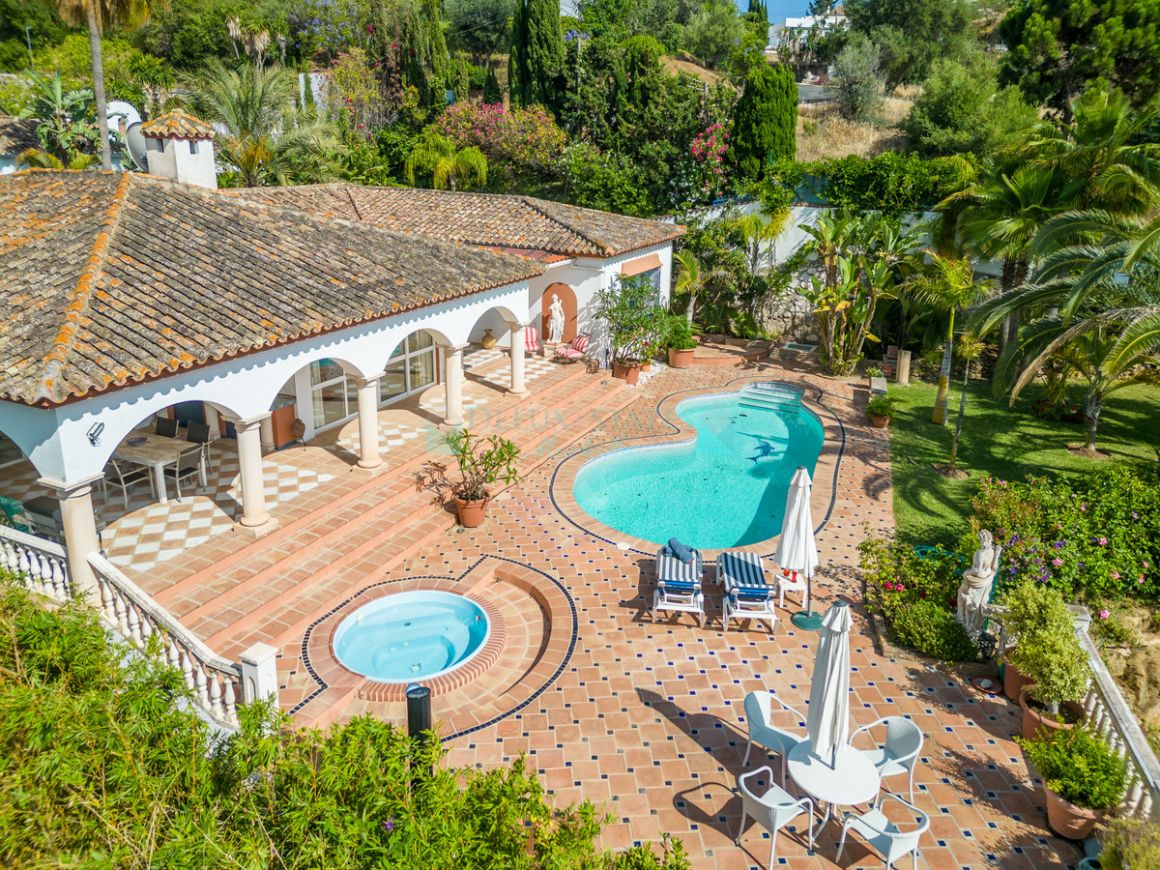 Villa for sale in  El Rosario, Marbella East