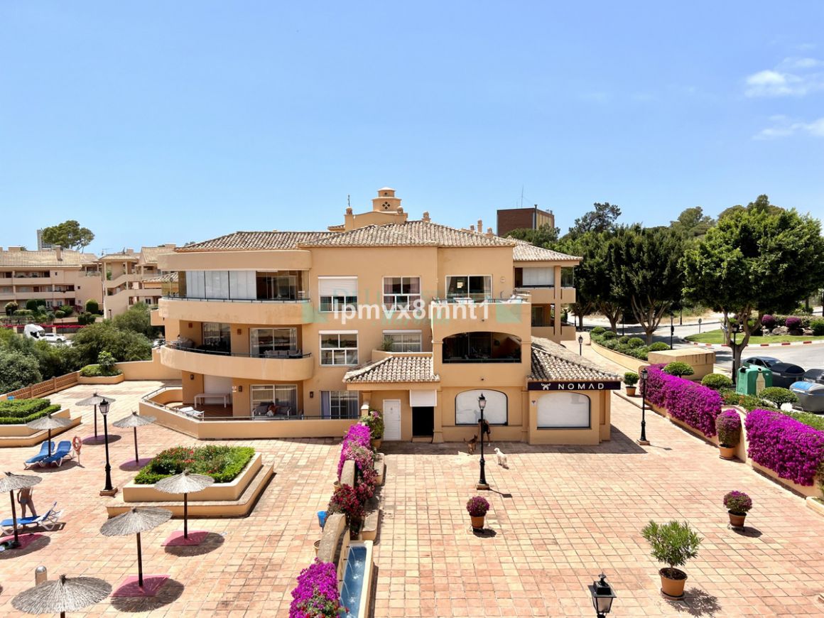 Penthouse for sale in  Elviria, Marbella East