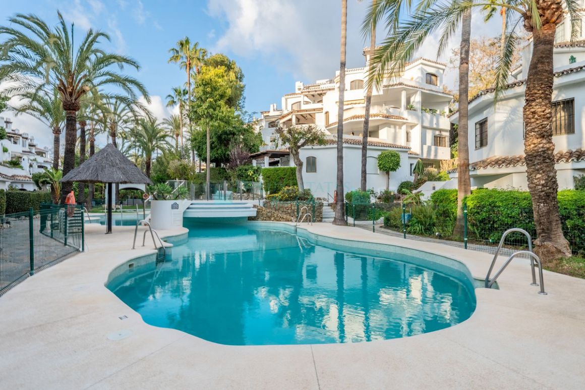 Ático en venta en  Elviria, Marbella Este