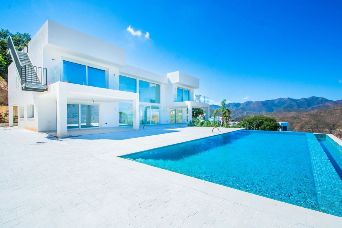 Villa for sale in  La Mairena, Marbella East