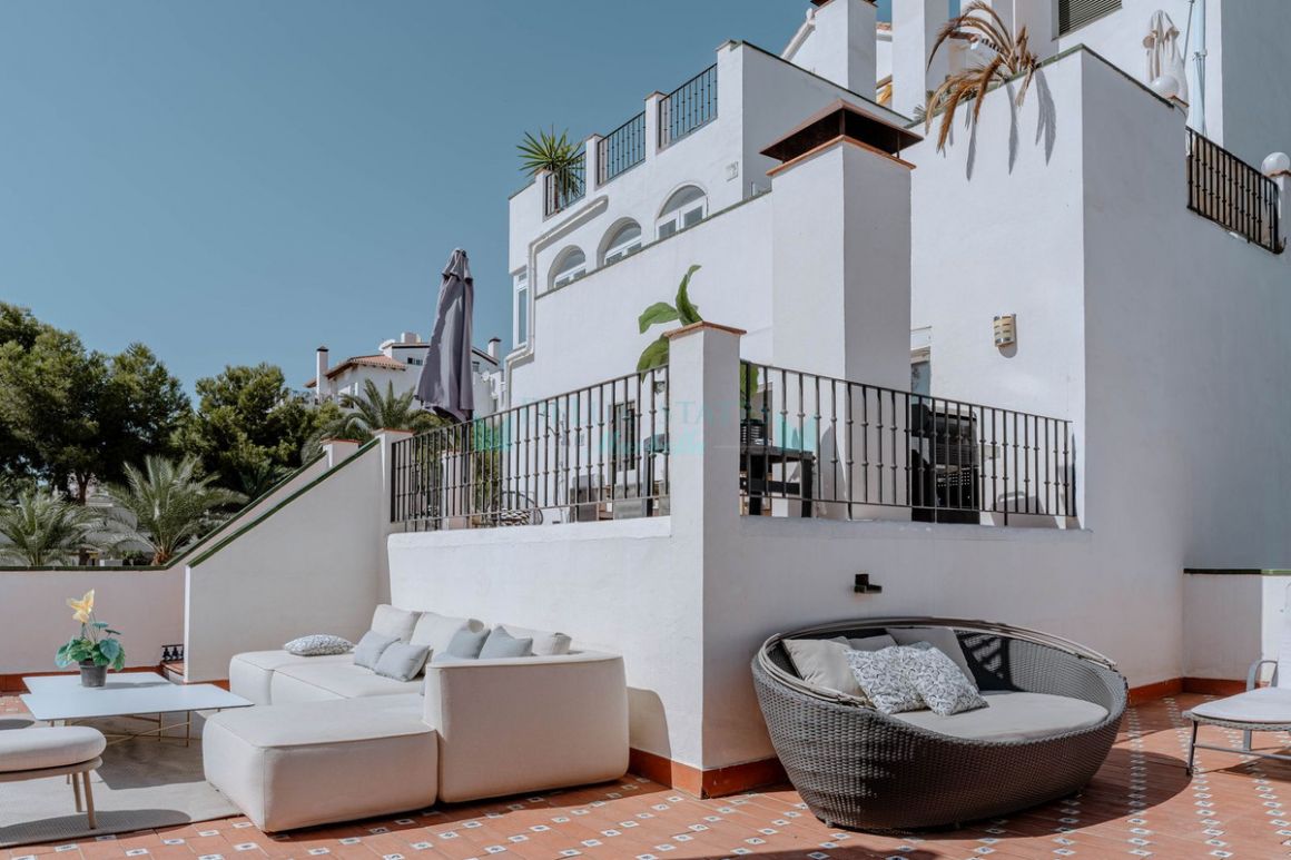 Apartment for sale in  Atalaya, Estepona