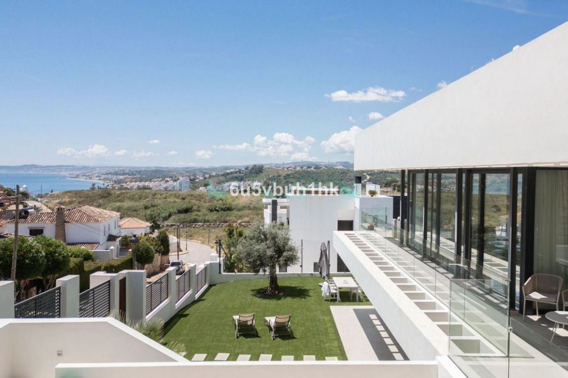 Villa for sale in Estepona