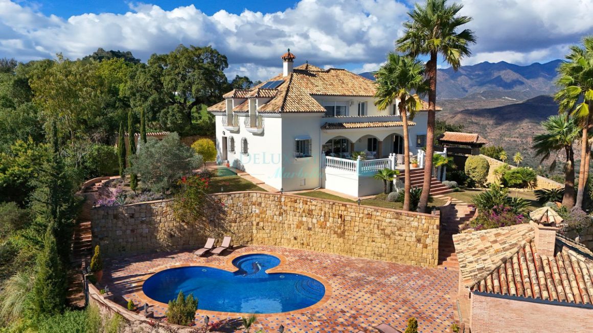 Villa for sale in  La Mairena, Marbella East