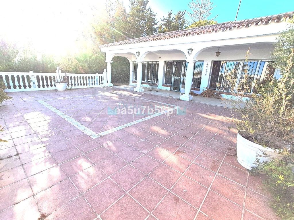 Villa for sale in Estepona