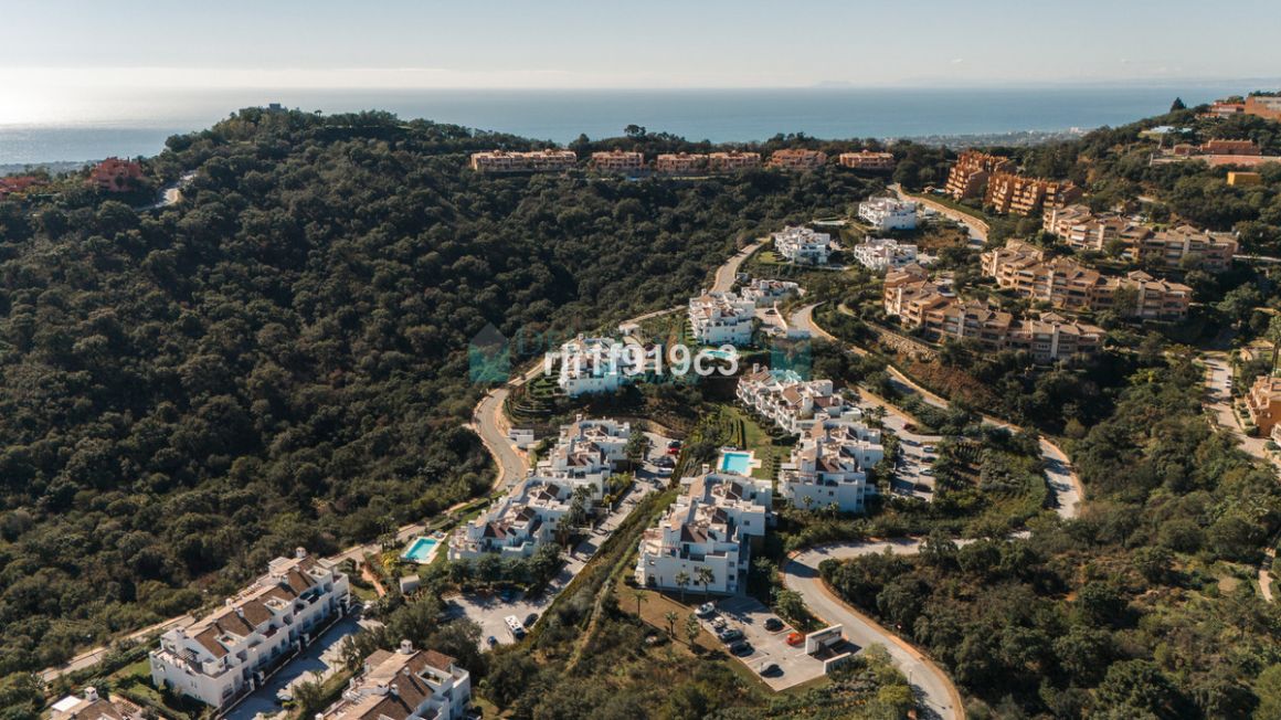 Apartment for sale in  La Mairena, Marbella East