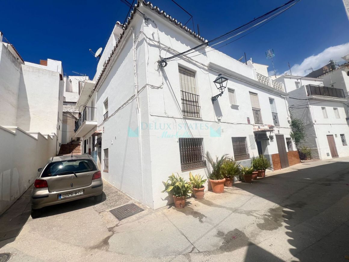 Town House for sale in Istan