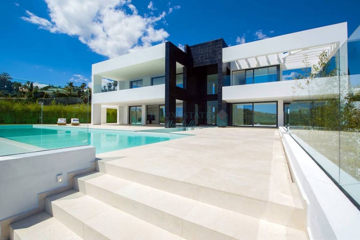 Villa for sale in Nueva Andalucia