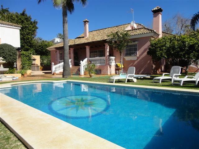 Villa en venta en  El Rosario, Marbella Este