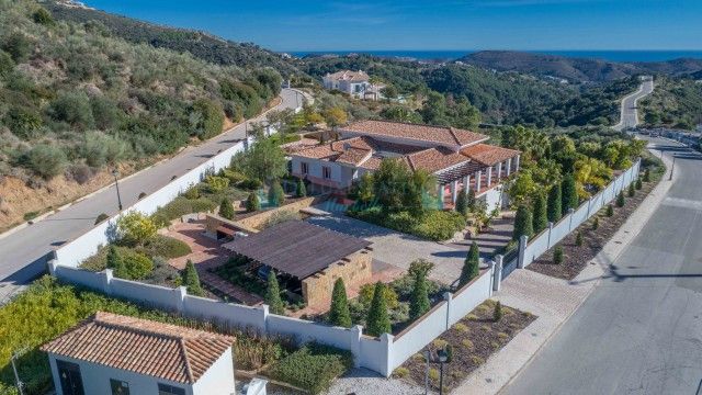 Villa for sale in Benahavis