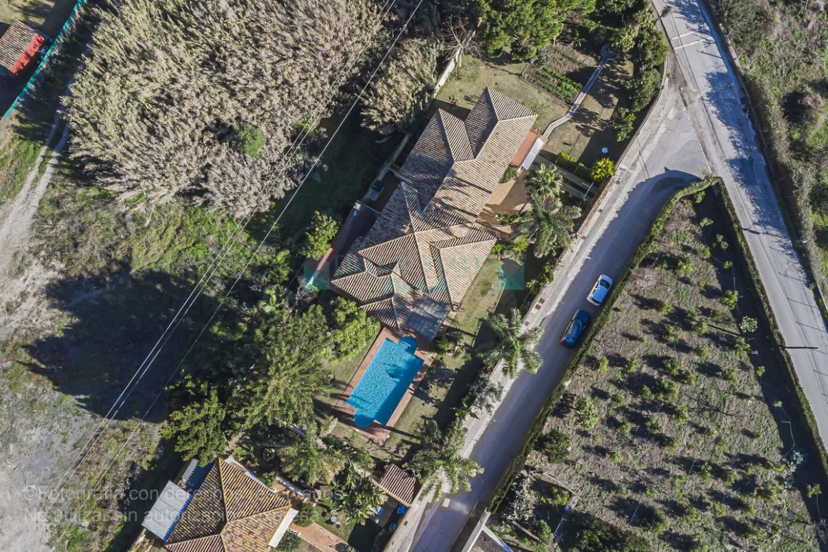 Villa for sale in  New Golden Mile, Estepona