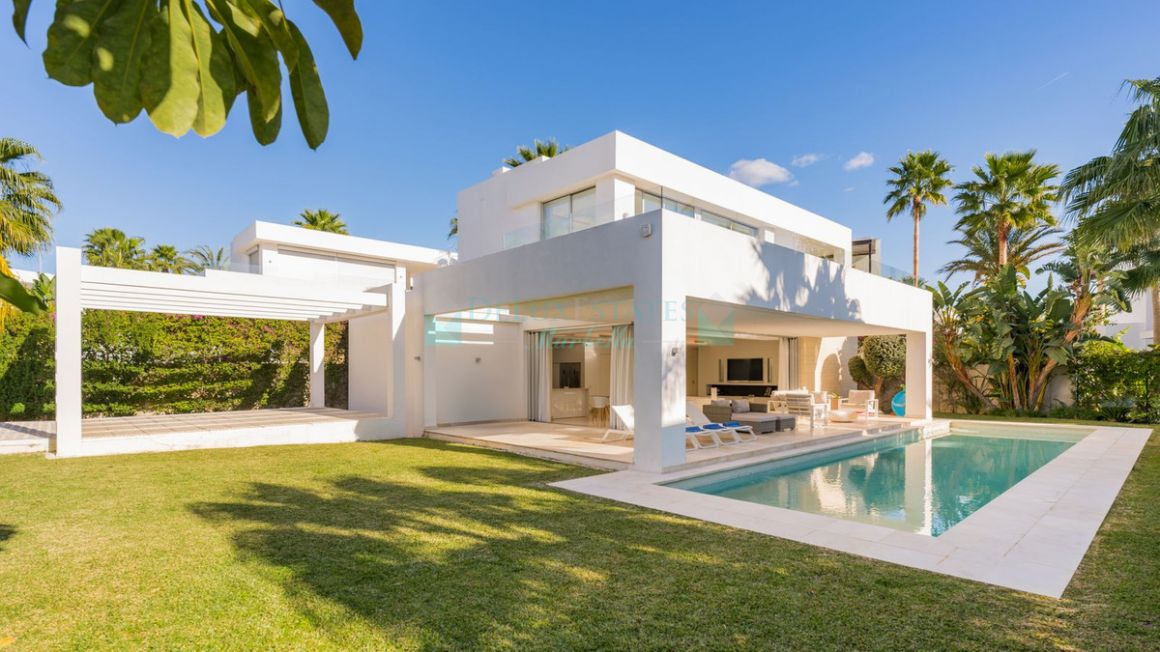 Villa for rent in  Rio Real, Marbella East