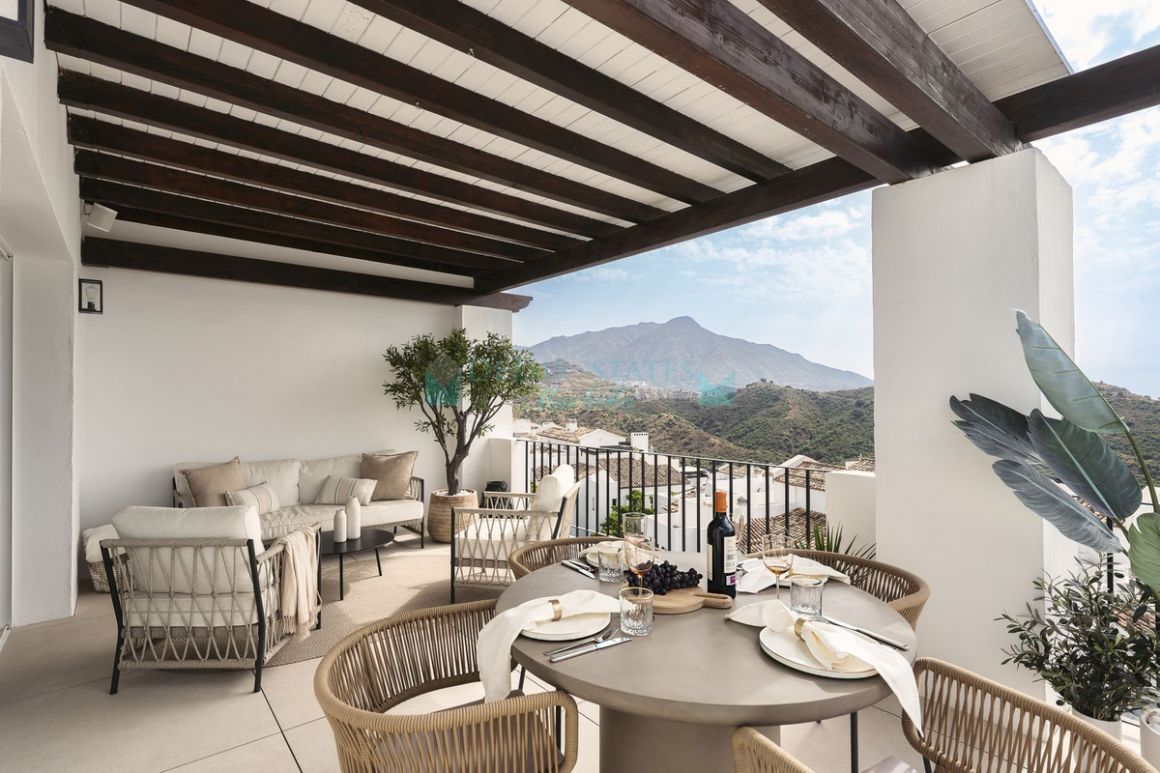 Penthouse for sale in  La Quinta, Benahavis