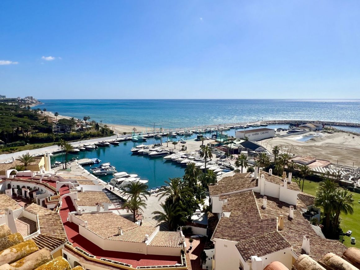 Penthouse for sale in  Cabopino, Marbella East