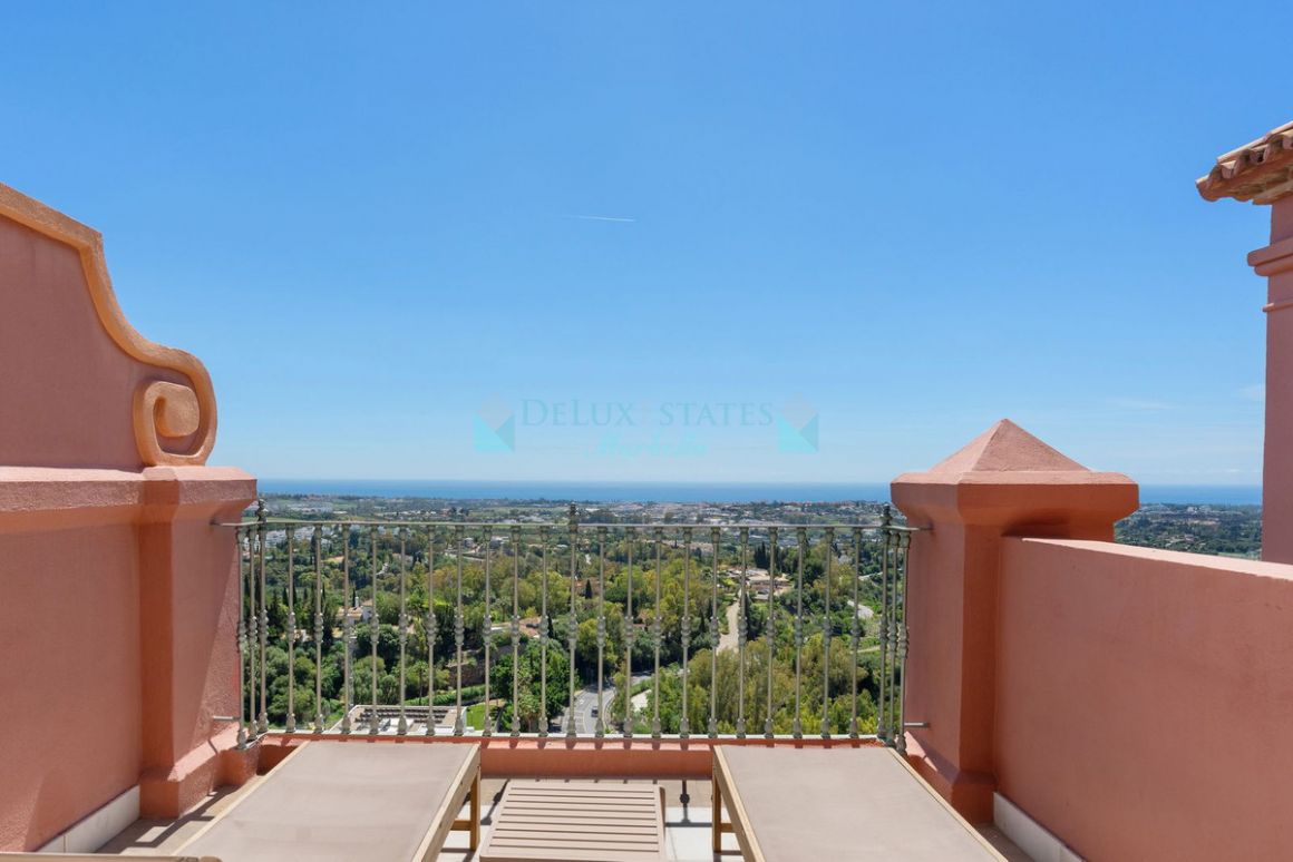 Penthouse for sale in  La Quinta, Benahavis