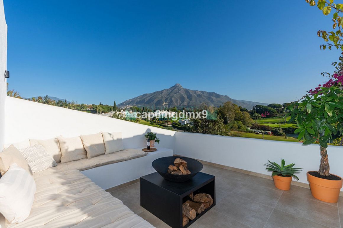 Penthouse for sale in Nueva Andalucia