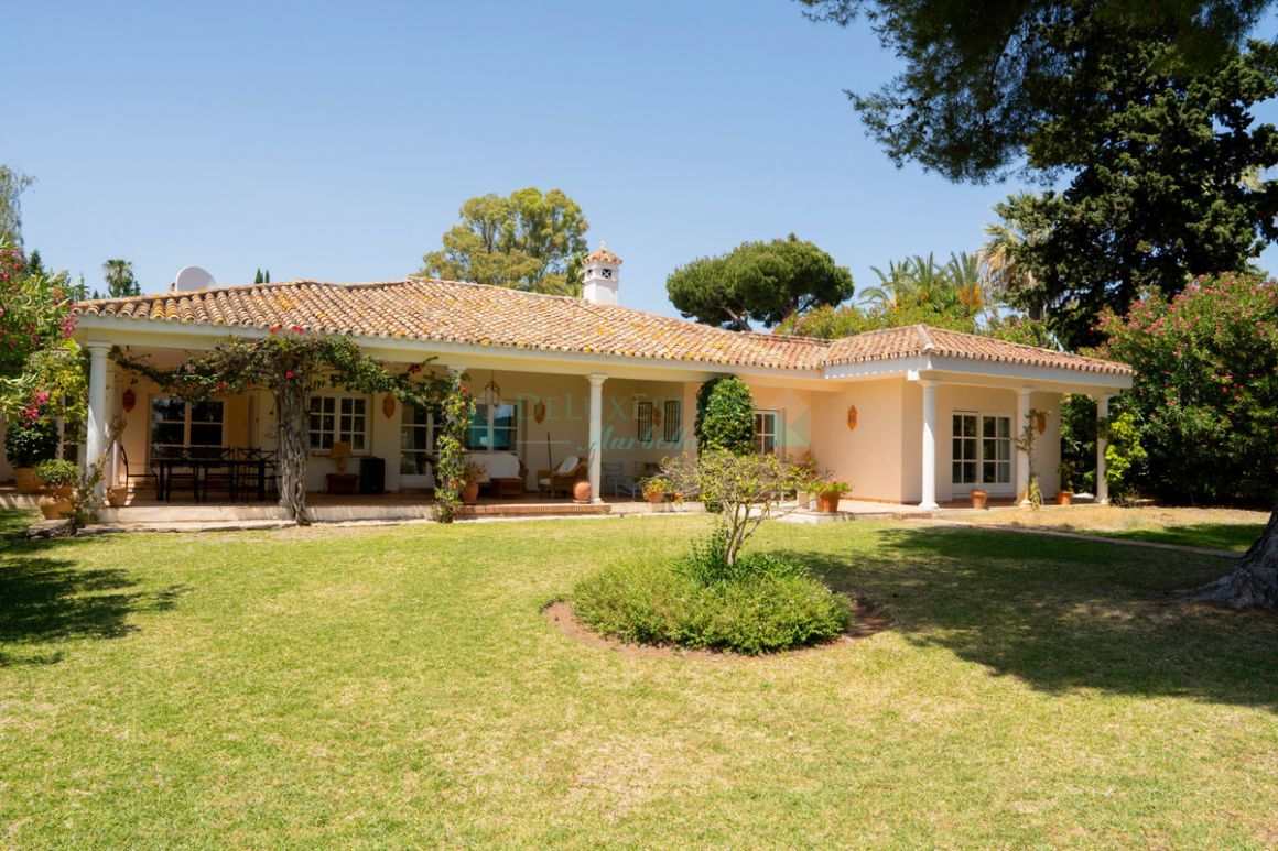 Villa for sale in  El Paraiso, Estepona