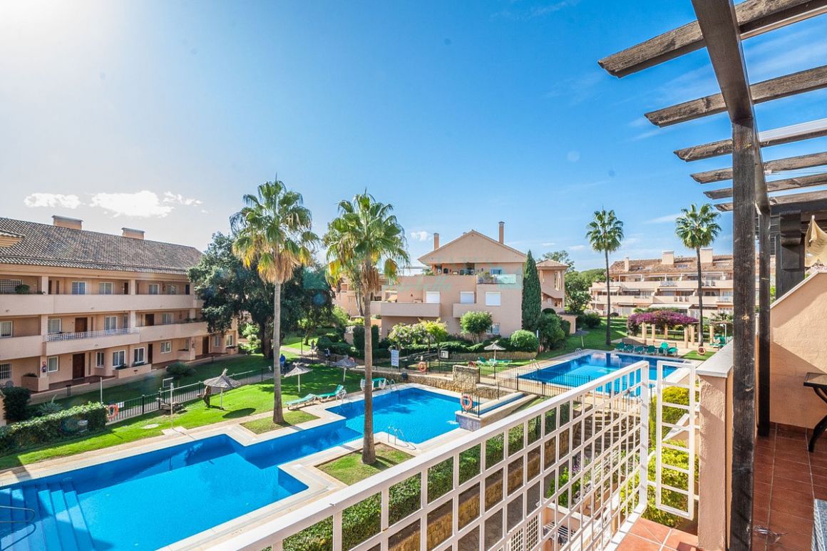 Penthouse for sale in  Elviria, Marbella East