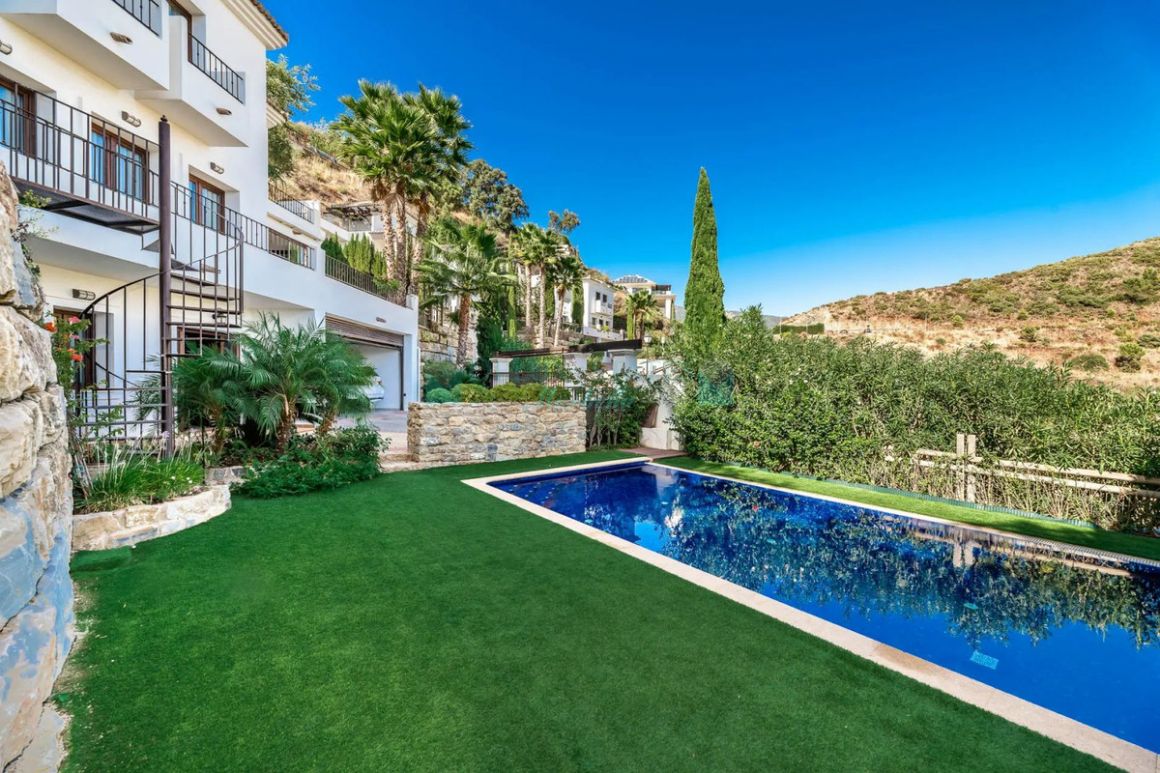 Villa for sale in Benahavis