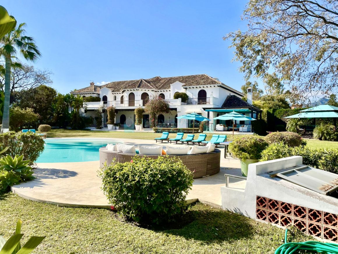 Villa for sale in  New Golden Mile, Estepona