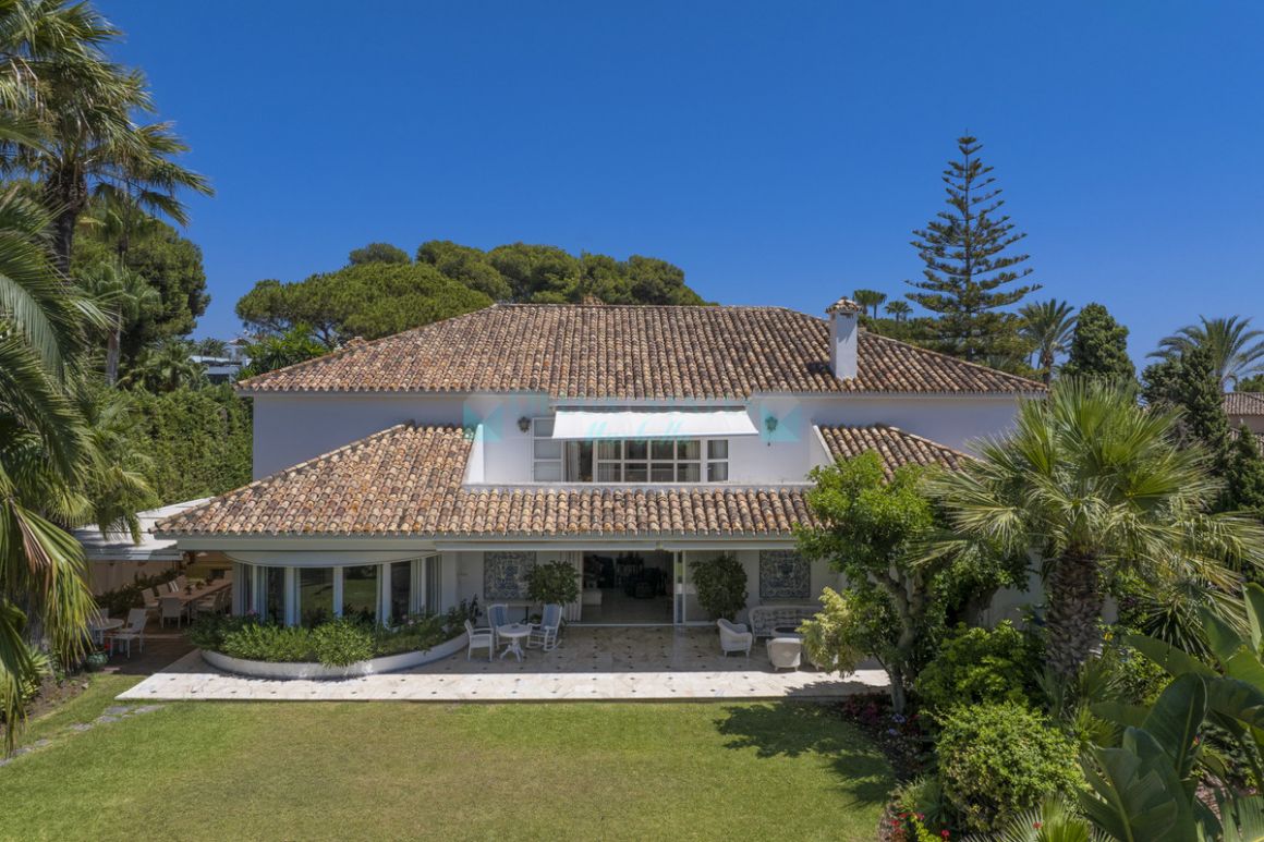 Villa en venta en  Los Monteros, Marbella Este